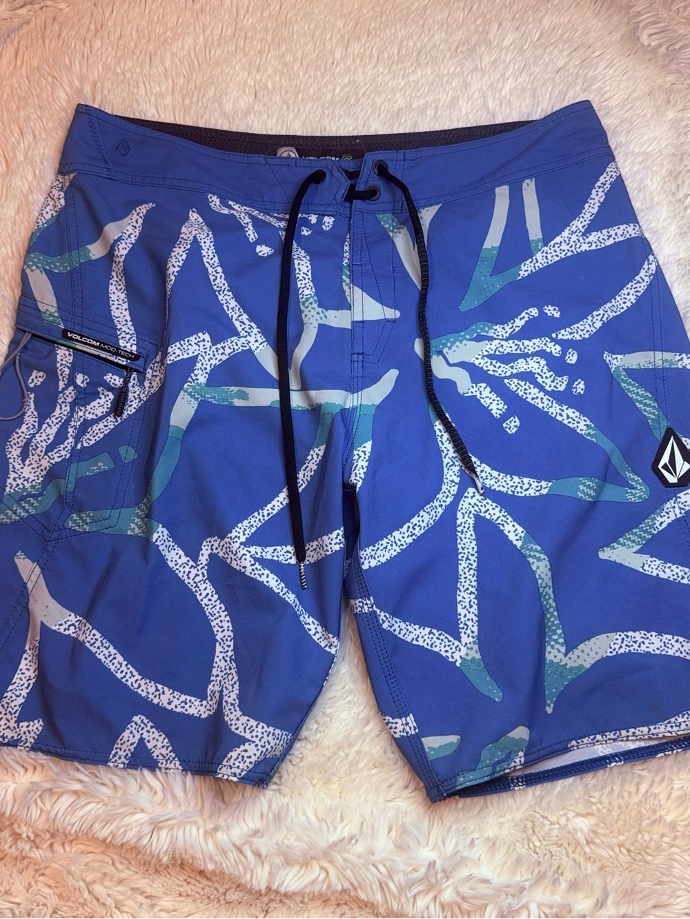 Volcom Men’s 33” waist Blue Abstract Print Board Shorts no liner 9” inseam